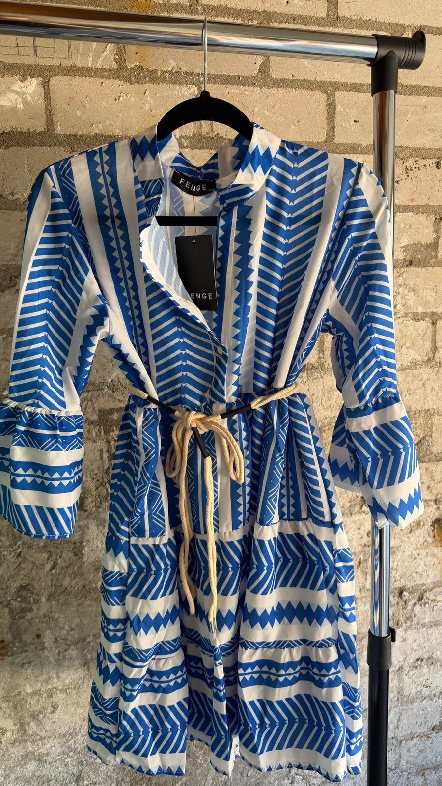 Fenge jurk met blauw-wit patroon  S-M-L, Kleding | Dames, Ophalen of Verzenden, Nieuw, Blauw, Knielengte