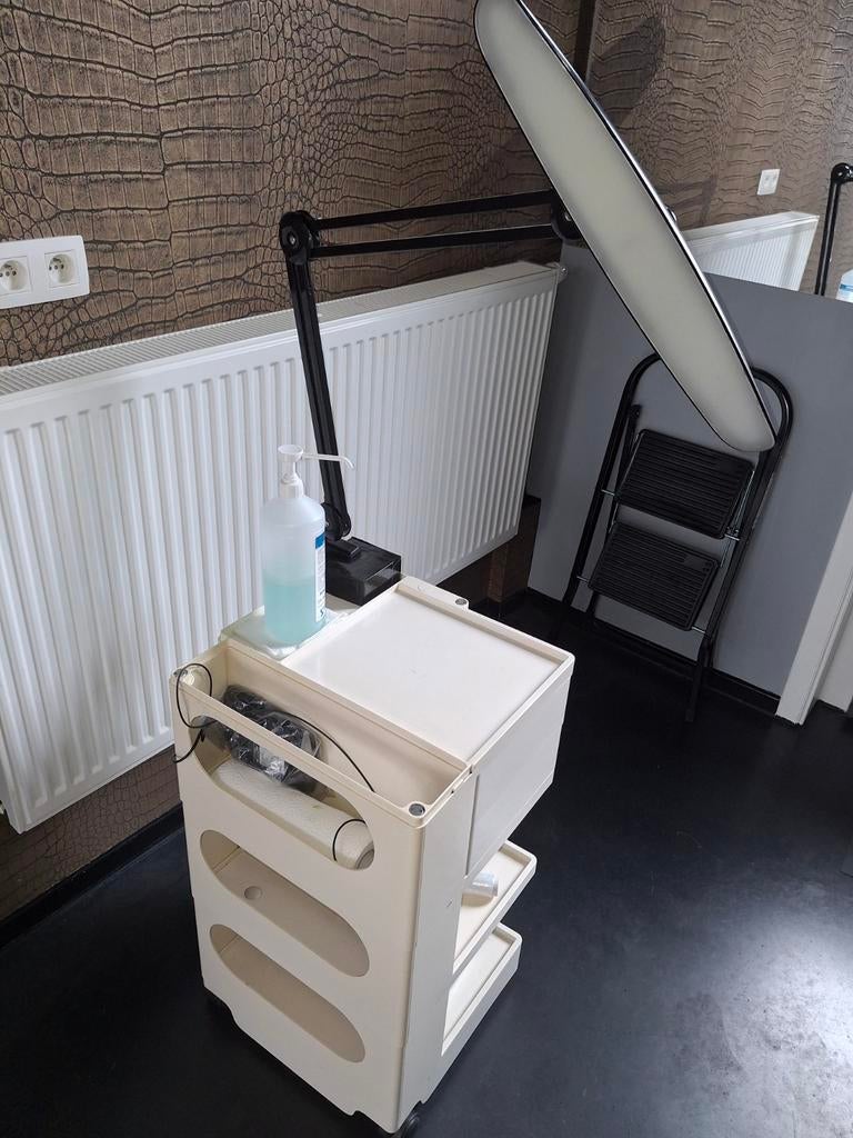 Verrijdbare werkbank tattoo zaak, Ophalen