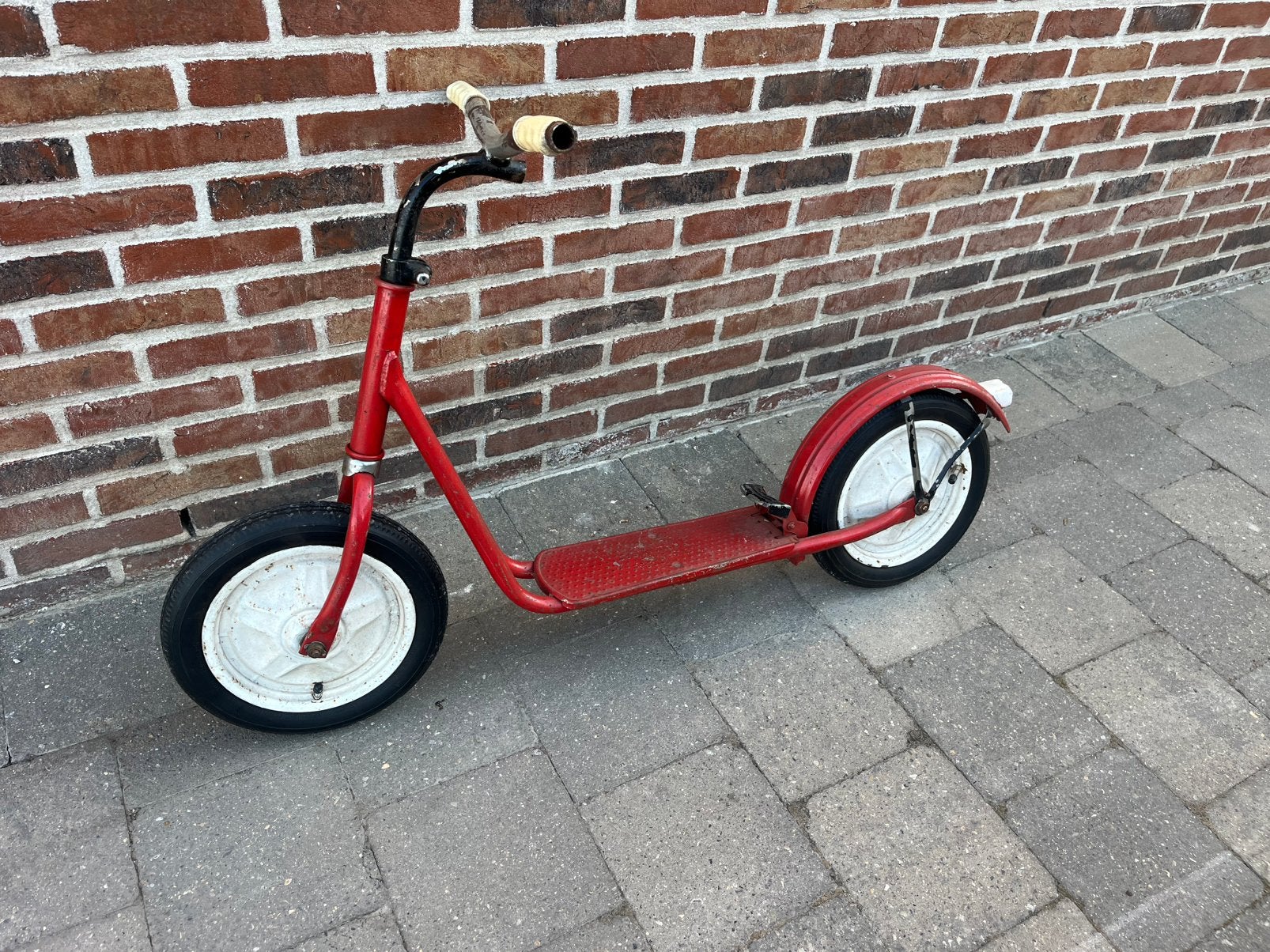 Oude step met nieuwe bandjes en rem achteraan, Antiek en Kunst, Ophalen