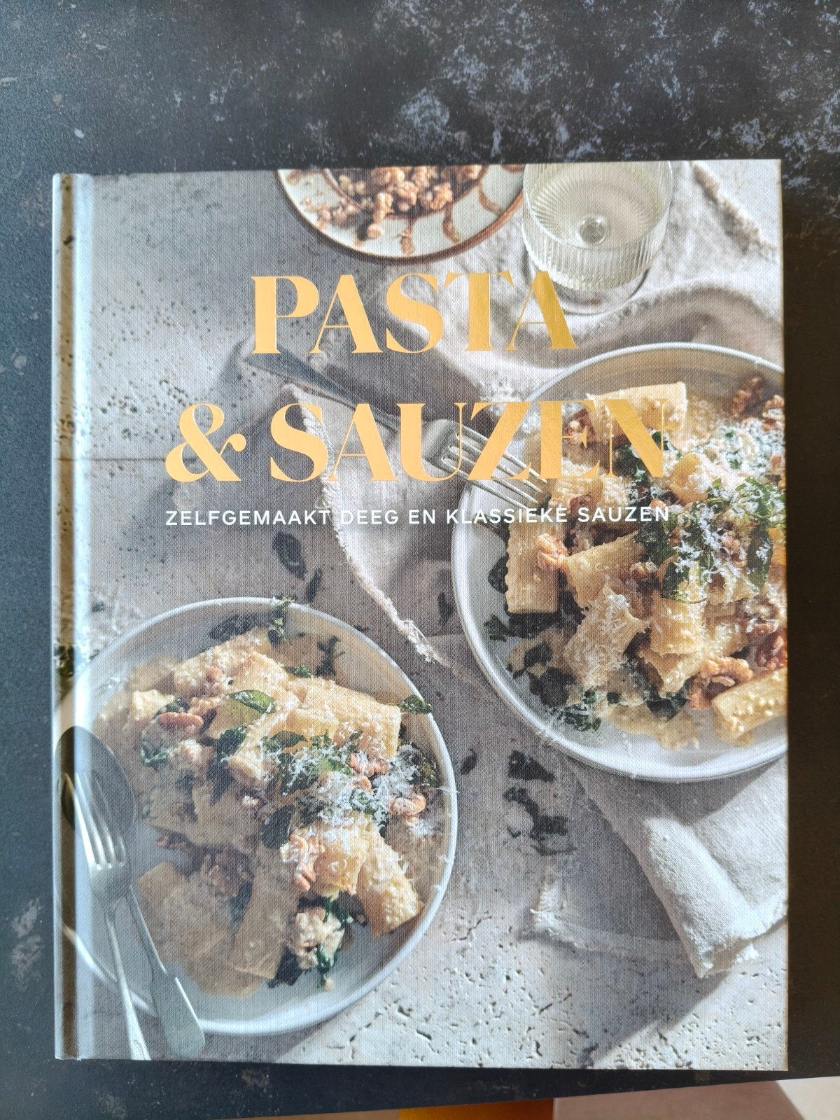 pasta en sauzen kookboek, Enlèvement
