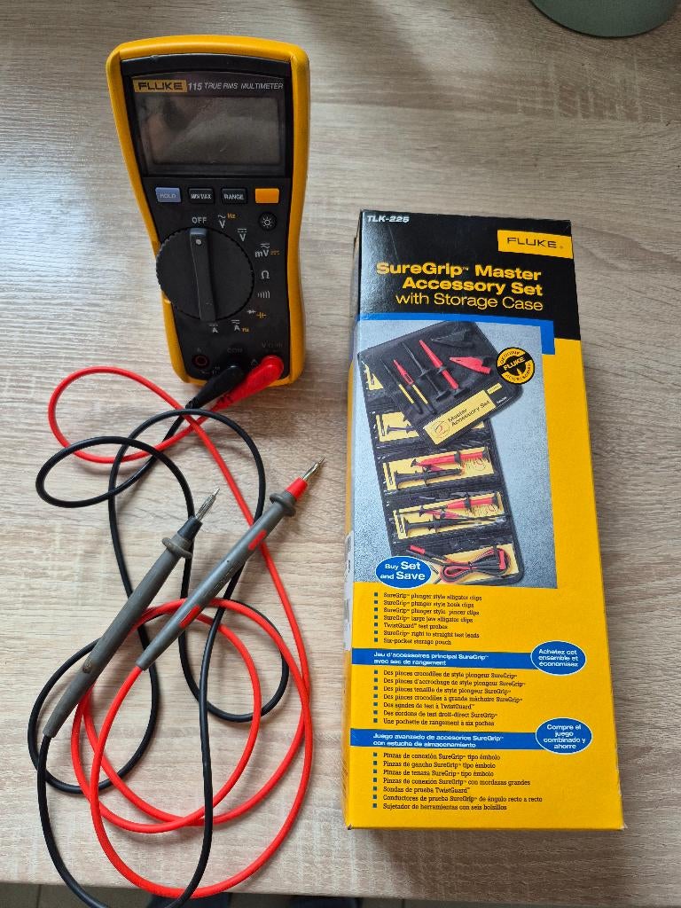 Multimètre FLUKE 115 + Kit TLK-225 accessoires, Enlèvement ou Envoi, Comme neuf, Multimètre
