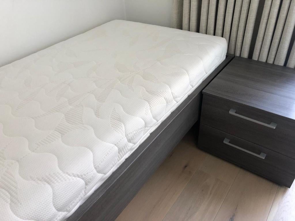 bed : eenpersoonsbed met nachtkast, Ophalen, Zo goed als nieuw, 200 cm, Grijs