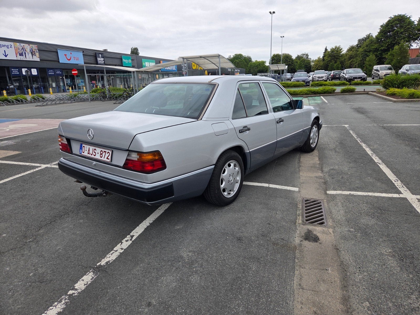 Te koop Mercedes W124 Oldtimer. benzine, Auto's, Automaat, 4 deurs, Stof, Beige