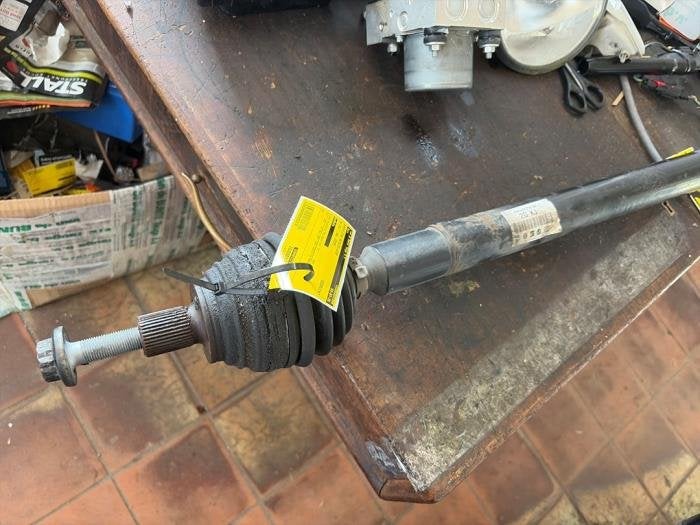 Arbre de transmission avant droit d'un Volkswagen Golf, Autos : Pièces & Accessoires, Volkswagen, -, 3 mois de garantie, Utilisé