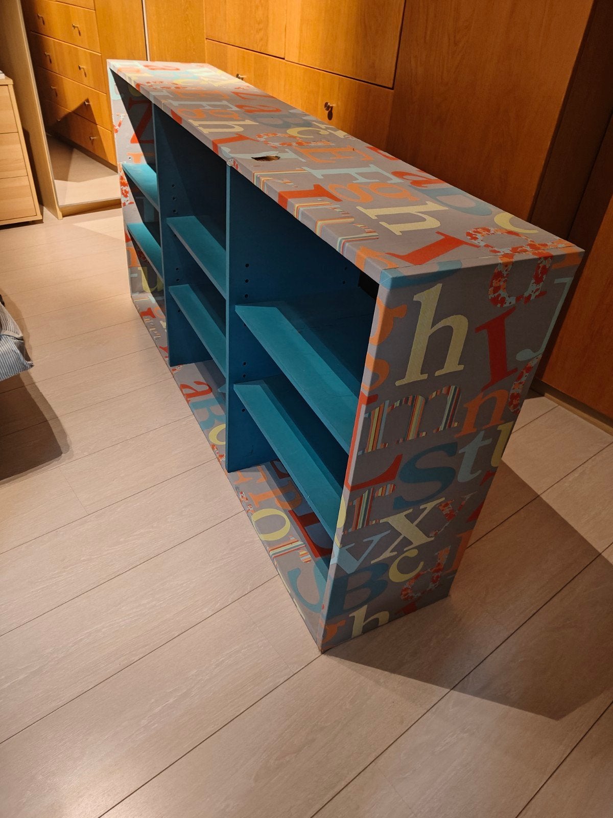 Kast versierd met behangpapier, Ophalen