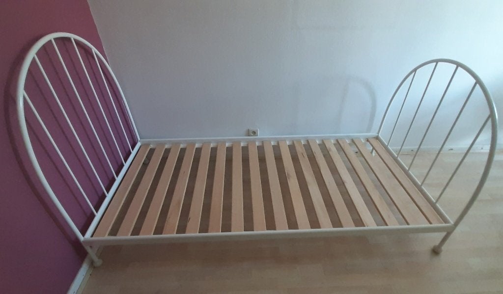Lit complet (cadre, sommier, matelas, couette, draps) 90 cm, 90 cm, Une personne, Enlèvement, Utilisé