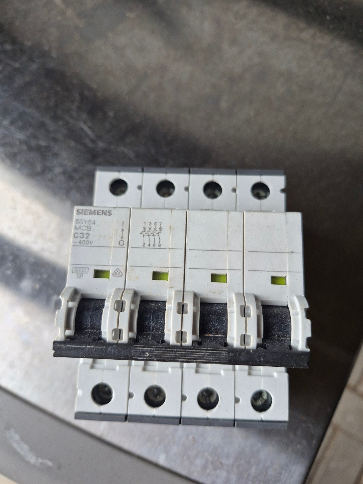 4-polige automaat 32A Siemens, Ophalen, Zo goed als nieuw, Schakelaar