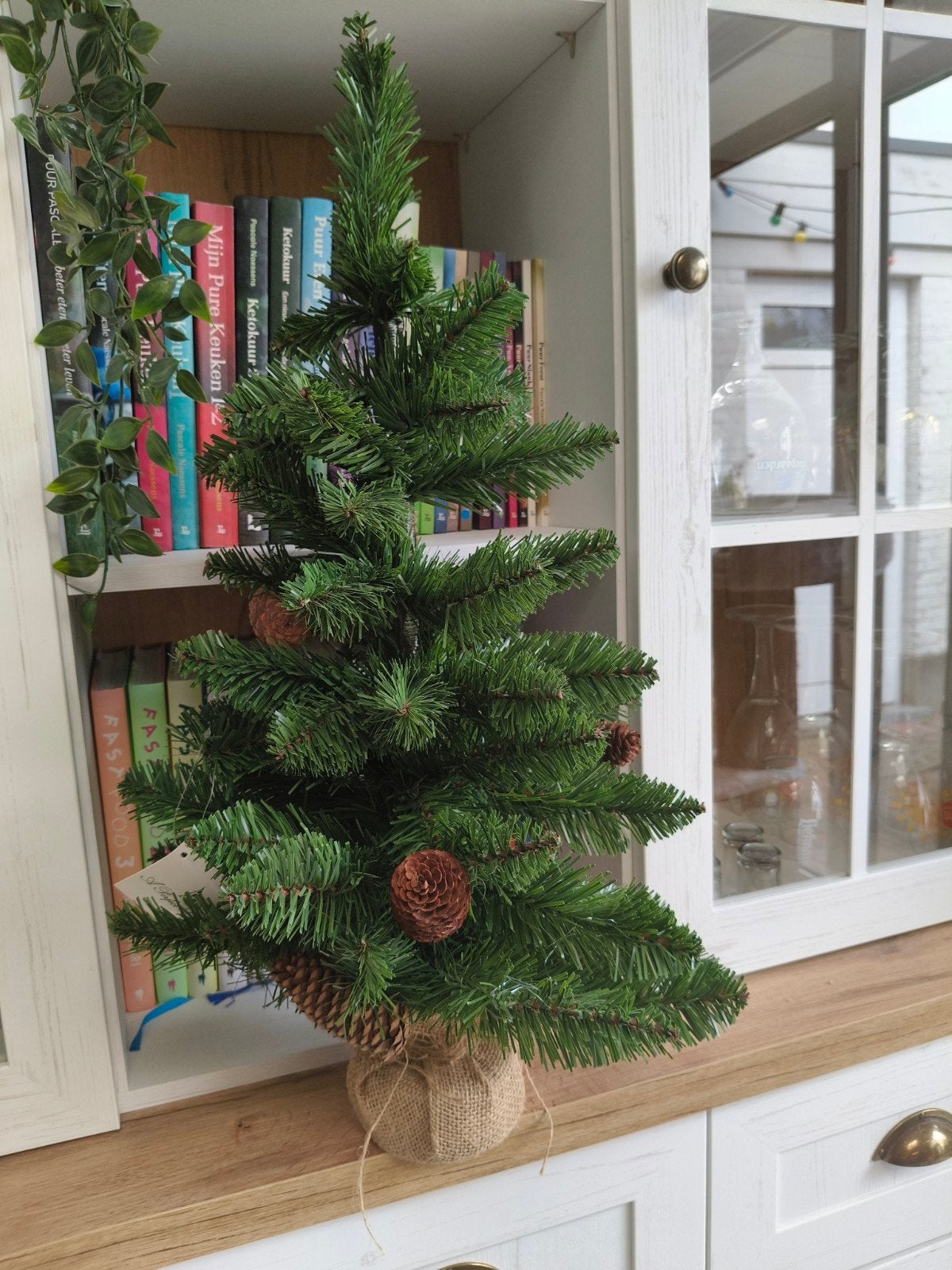 Mini kunstkerstboom met dennenappels&jute voet. 60cm.NIEUW!, Enlèvement ou Envoi, Neuf