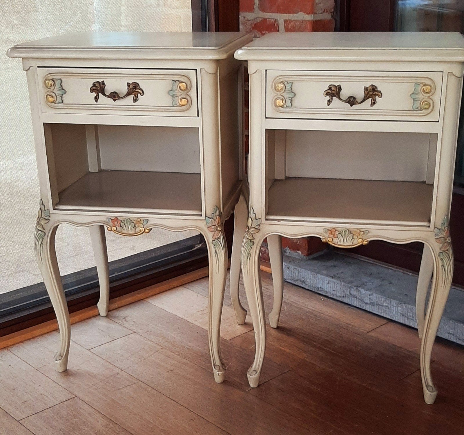 2 identieke crèmekleurige vintage nachtkastjes, Huis en Inrichting, Ophalen