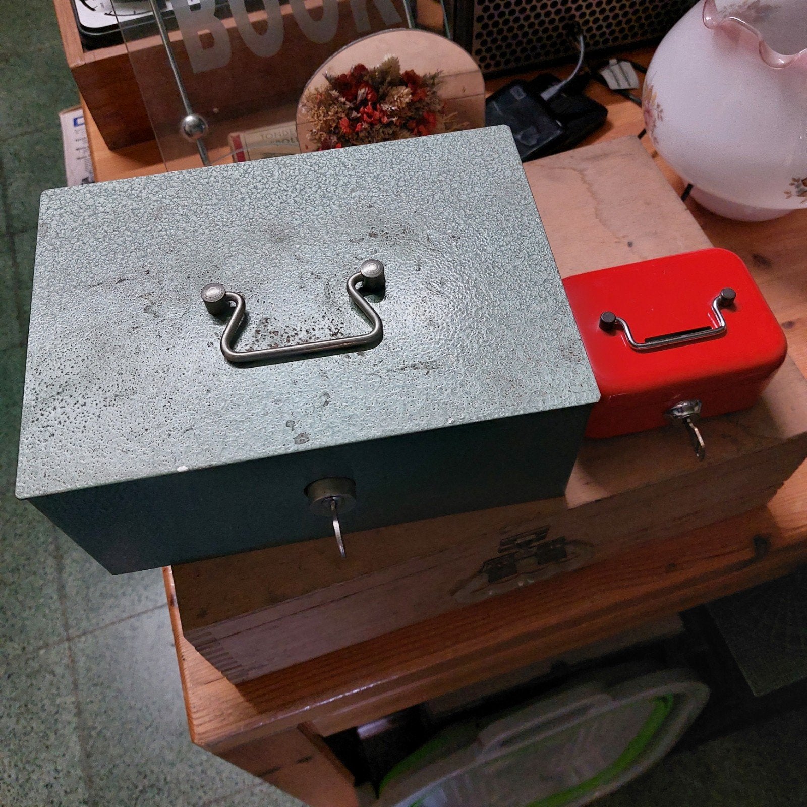 2 metalen koffertjes met sleutel, Ophalen