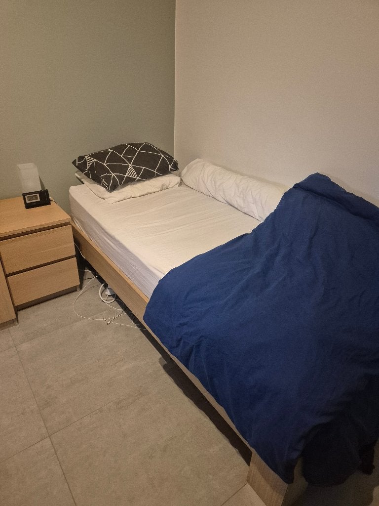 Bedframe lichte eik + latoflex + nachtkastje, Ophalen, Zo goed als nieuw
