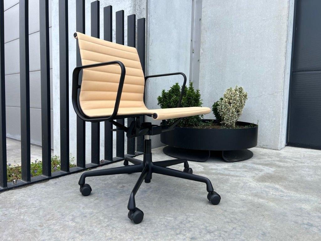 Vitra Eames EA117 lederen bureaustoel, showroommodel, Huis en Inrichting, Bureaustoelen, Nieuw, Bureaustoel, Overige kleuren, Ergonomisch