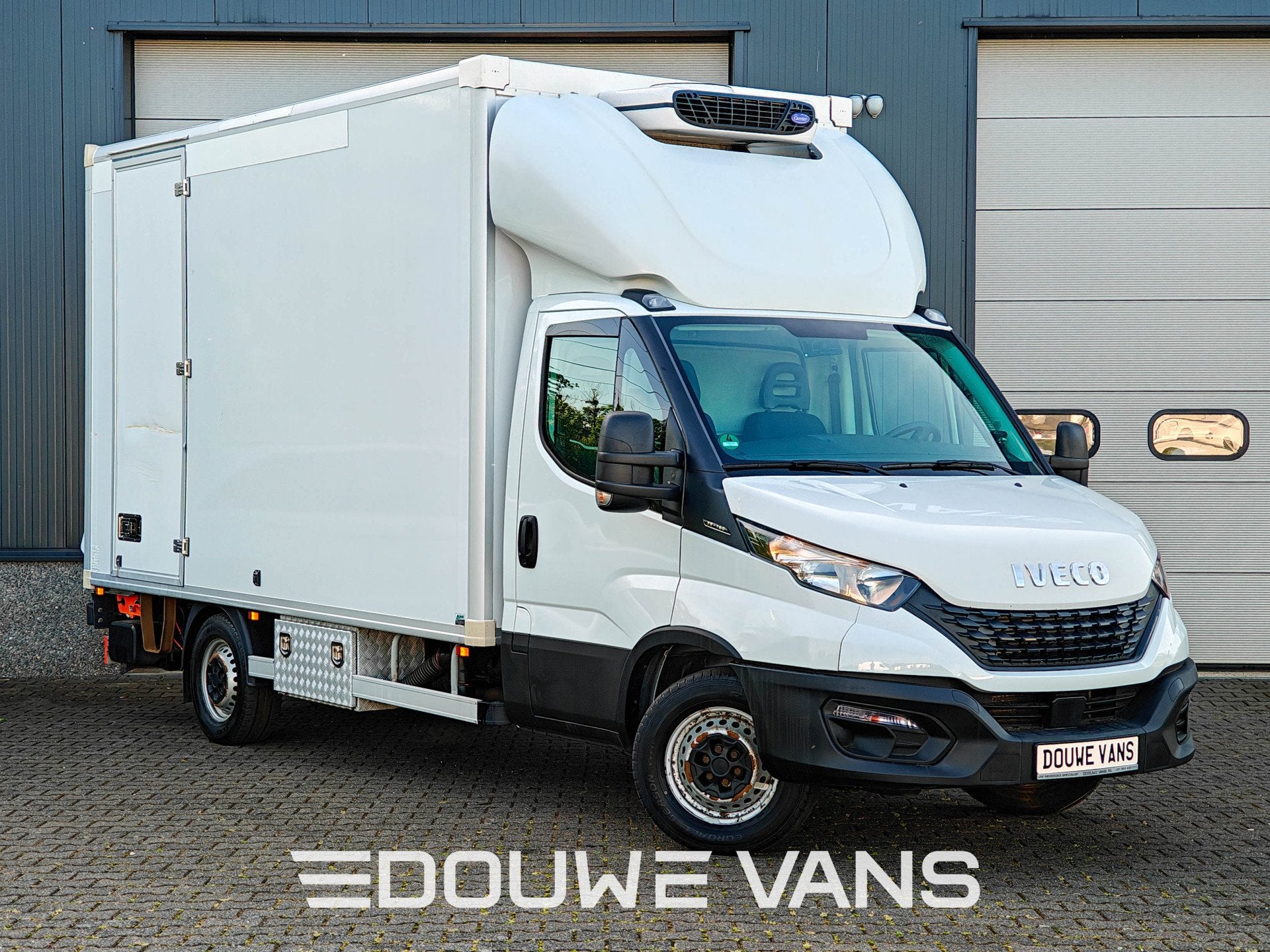 Iveco 35-160 Daily 35-160 2.3 Koelwagen Airco Laadklep DAB G, Auto's, Bestelwagens en Lichte vracht, Gebruikt, Zwart, Iveco, Wit