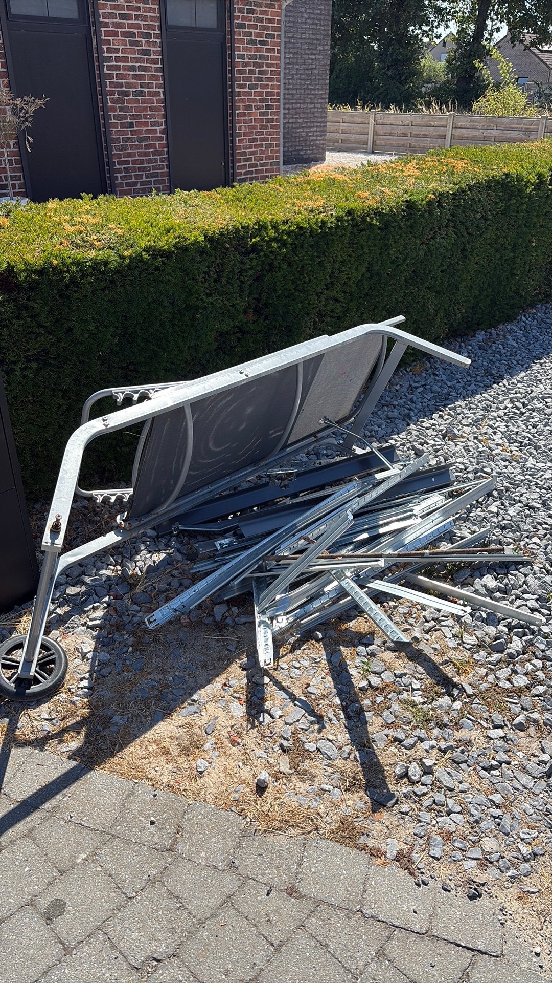Gratis ligbed, stalen parasol steunen, wat ijzer van rekken, Ophalen, Zo goed als nieuw