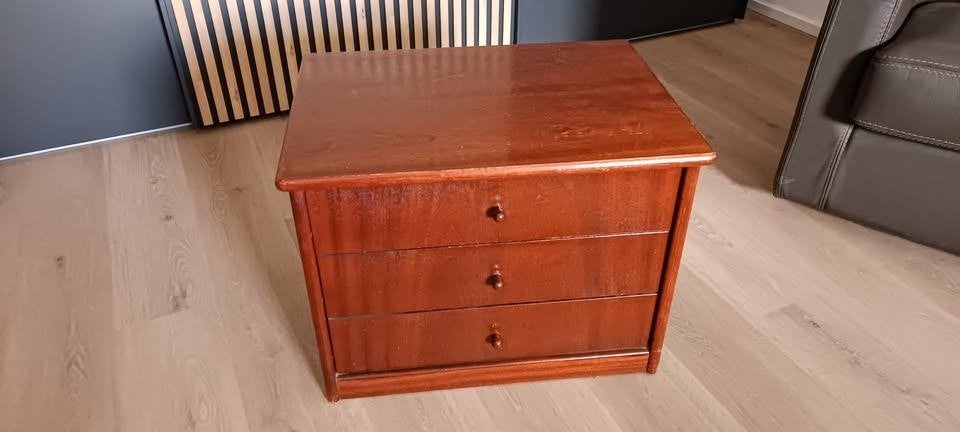 Vend 2 tables de nuit 3 tiroirs., Maison & Meubles, Enlèvement, Utilisé, Bois, 45 à 65 cm