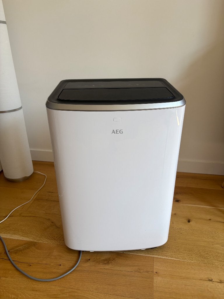 AEG mobiele airco 90000 BTU AXP26U338BW, Elektronische apparatuur, Airco's, Ophalen, Koelen en Ontvochtigen, Minder dan 60 m³