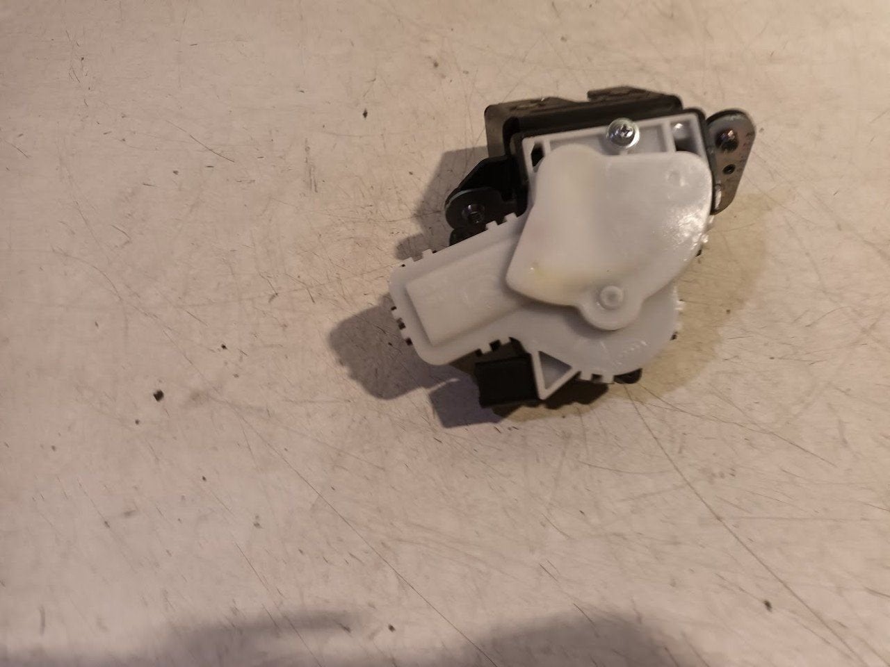 Slot mechaniek kofferdeksel achterklep elektrisch Mazda 3, Onderdelen@venauto.nl, Van der Ven Autorecycling B.V., Gebruikt, Ettenseweg 76, 4706 PB Roosendaal, The Netherlands