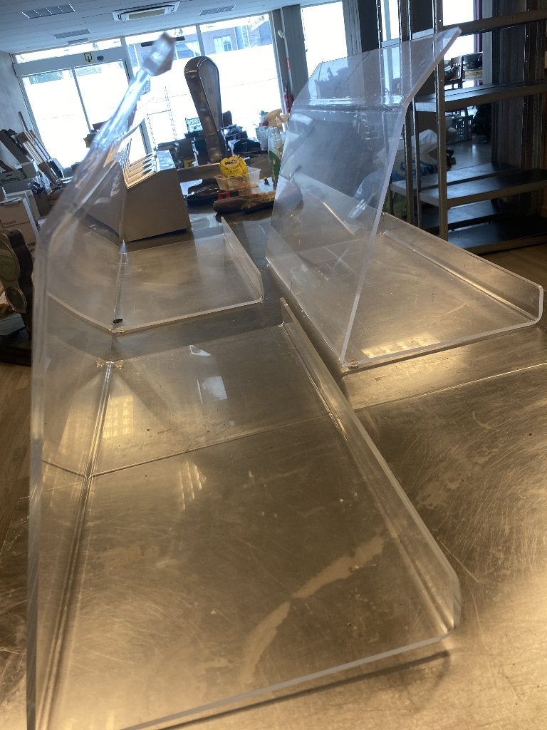 Comptoir en plexiglas incurvé et écrans d'affichage, Enlèvement