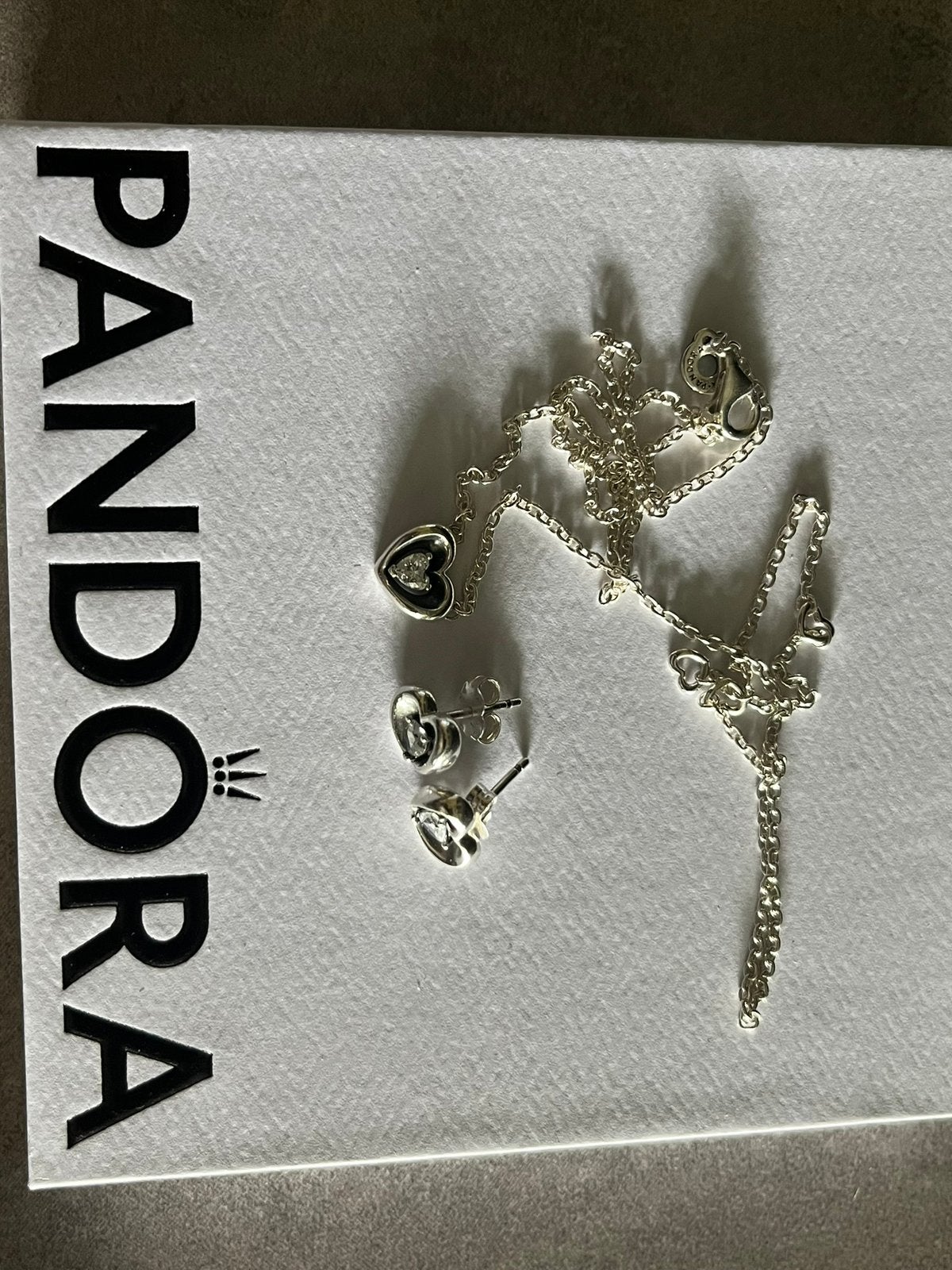 Pandora ensemble boucles d’oreilles et collier coeur, Bijoux, Sacs & Beauté, Bracelets à breloques, Neuf, Enlèvement ou Envoi