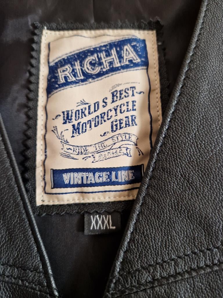 Zwarte lederen heren gilet, Enlèvement