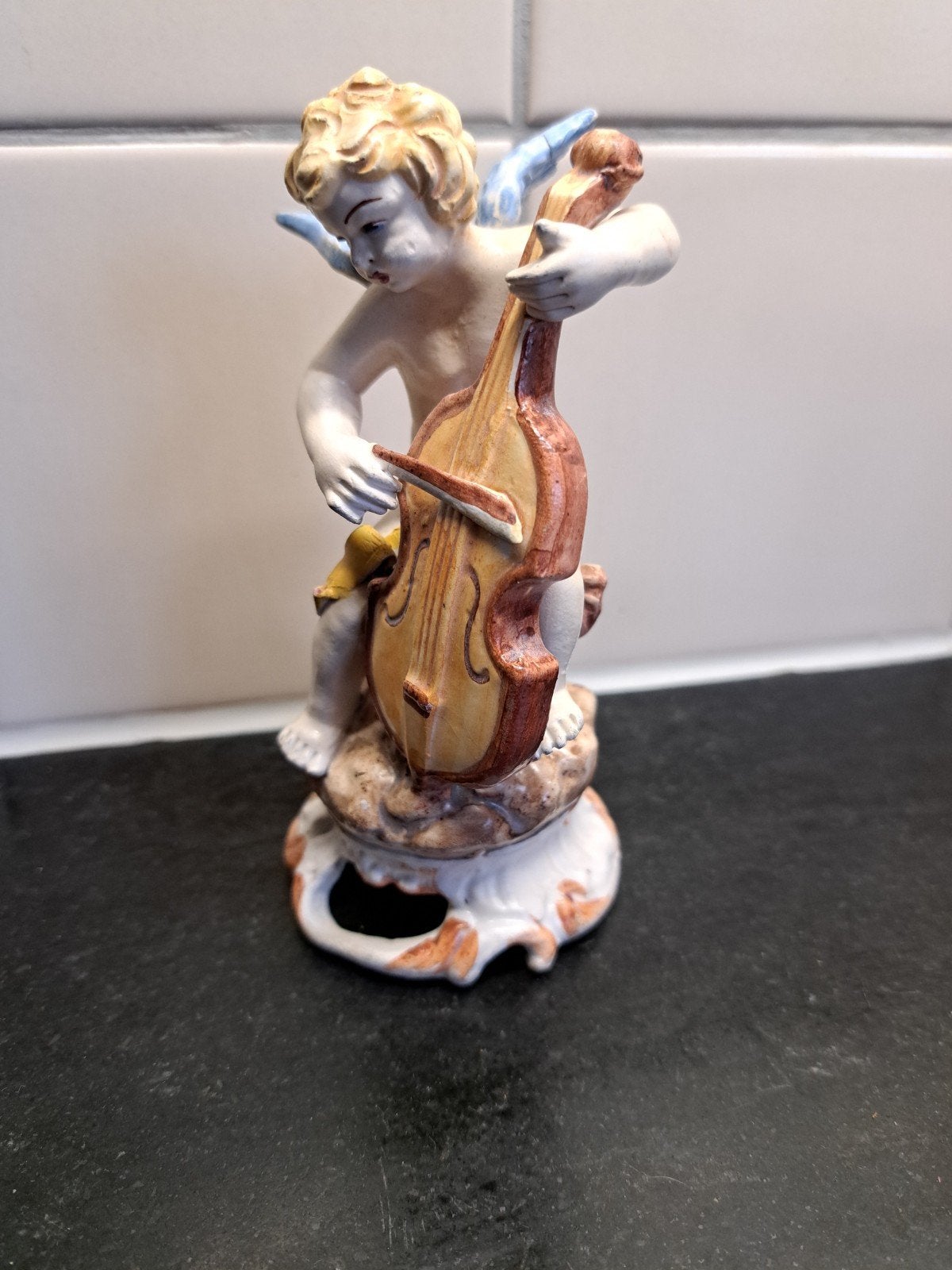 porseleinen beeldje van engel met contranas, Antiek en Kunst, Ophalen of Verzenden