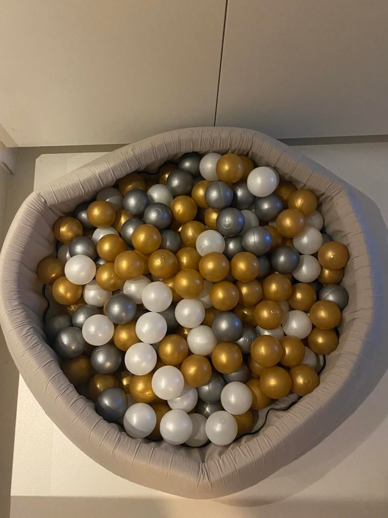 Ballenbad met gouden, zilveren en witte ballen, Ophalen, Gebruikt, Jongen of Meisje