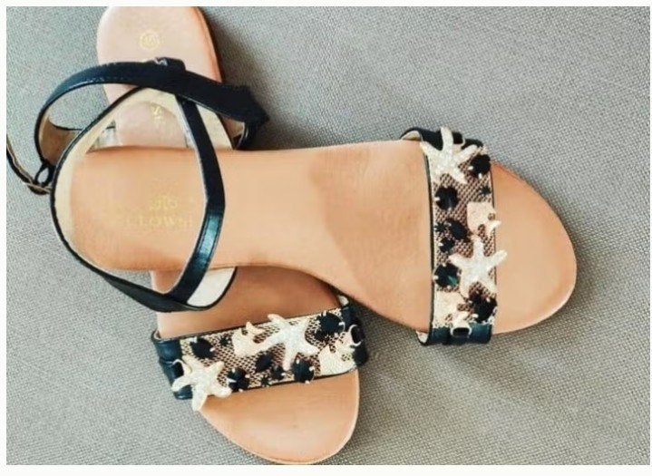 Prachtige zomersandalen met zeeschelpen, als nieuw, Ophalen of Verzenden, Zo goed als nieuw, Sandalen of Muiltjes