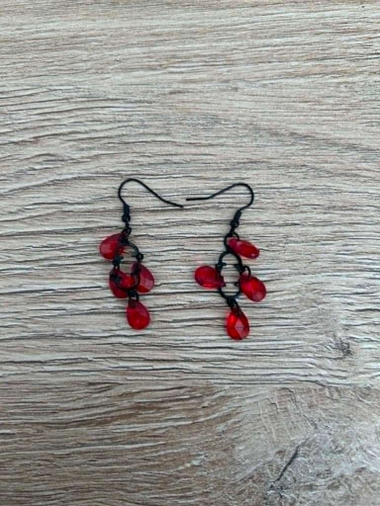 Boucle d’oreille petite perle rouge, Bijoux, Sacs & Beauté, Boucles d'oreilles, Enlèvement, Comme neuf, Rouge, Pendantes