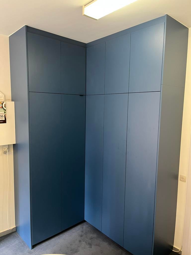 Maatkast voor hoek in melamine in blauwe kleur, Huis en Inrichting, Ophalen, Zo goed als nieuw