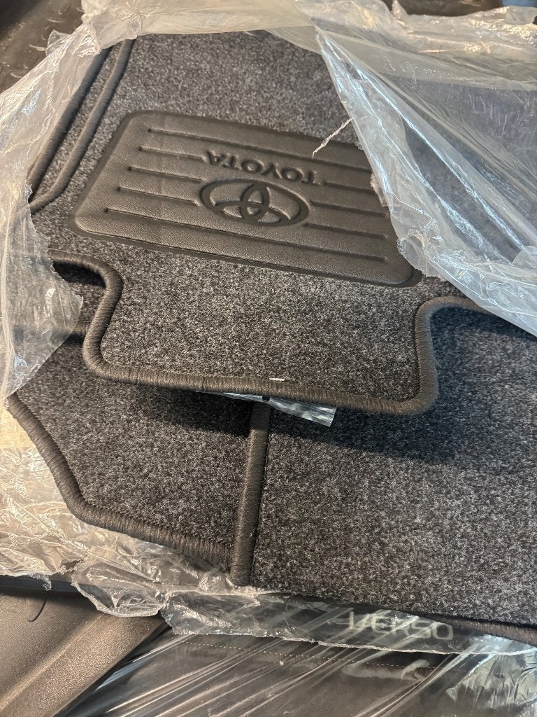 Jeu tapis Toyota Avensis original neuf, Enlèvement, Neuf