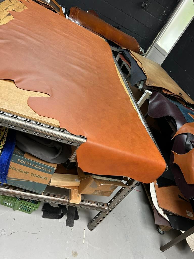 Cognac kleur halve huid 1.3 mm dikte iets stug en glad A-299, Ophalen of Verzenden, Zo goed als nieuw