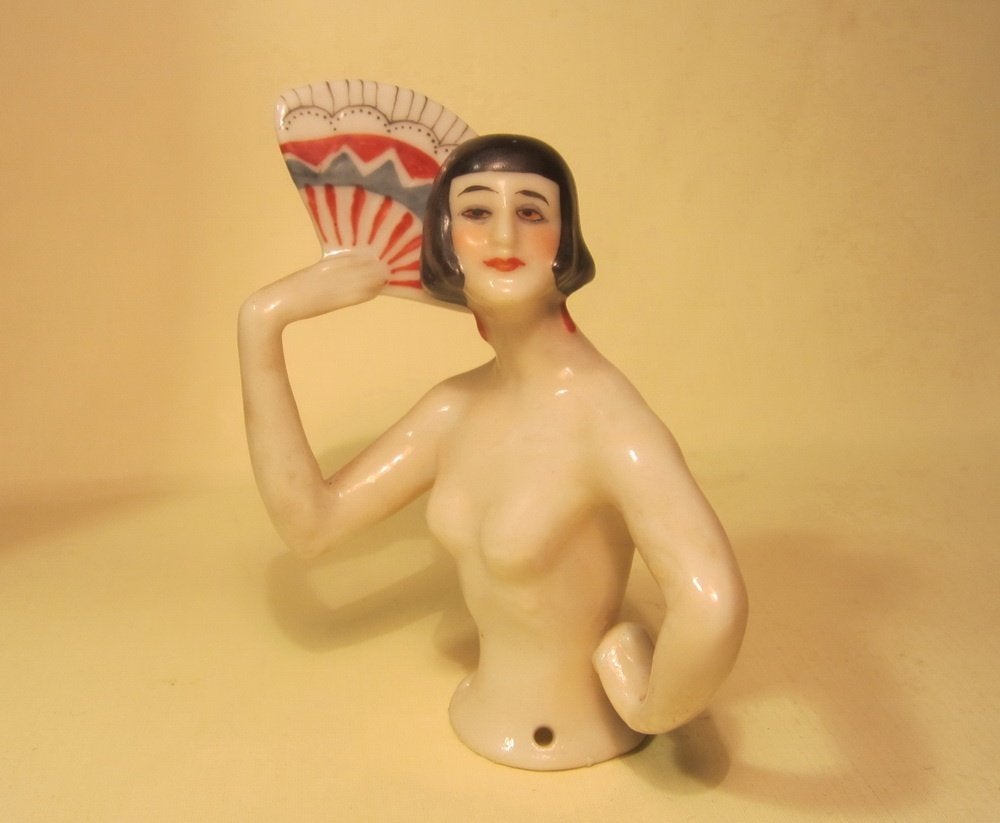 Art deco porseleinen half doll, flapper met waaier, Envoi