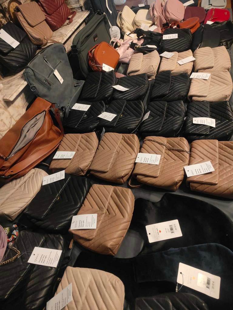 50 sacs. Dont 25 en 100% cuir ! 500€ le tout, Divers, Lots de brocante, Enlèvement, Neuf