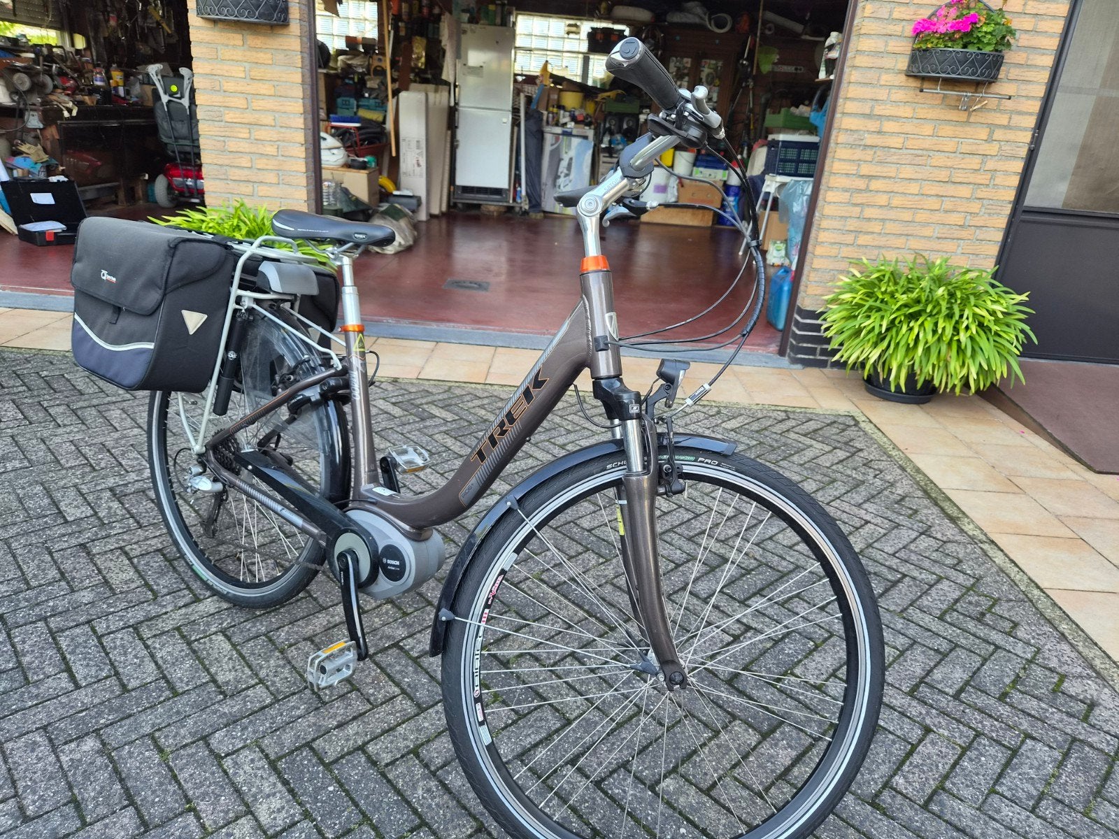 Elektrisch fiets TREK met binnenmotor BOSCH, Ophalen, Zo goed als nieuw, 50 km per accu of meer, Overige merken