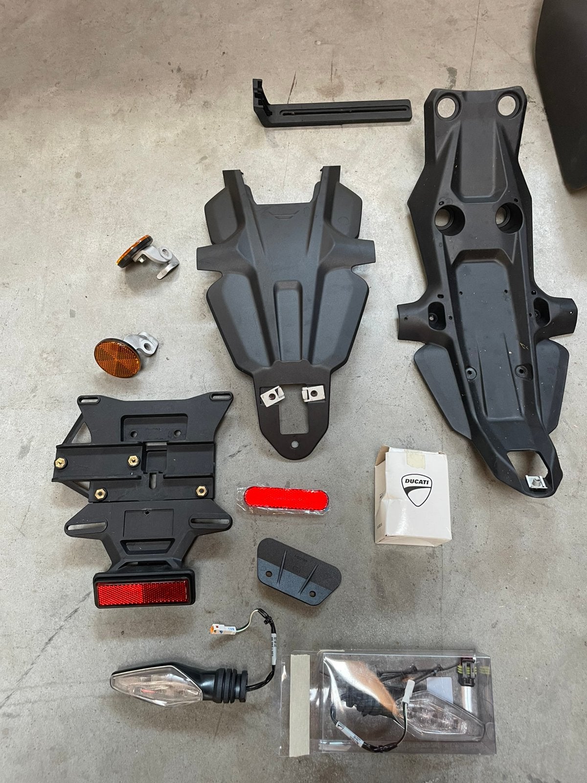 Ducati multistrada v4 en street fighter v2 onderdelen, Ophalen
