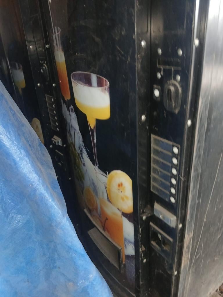 Distributeur de boissons de la marque VENDO, Enlèvement