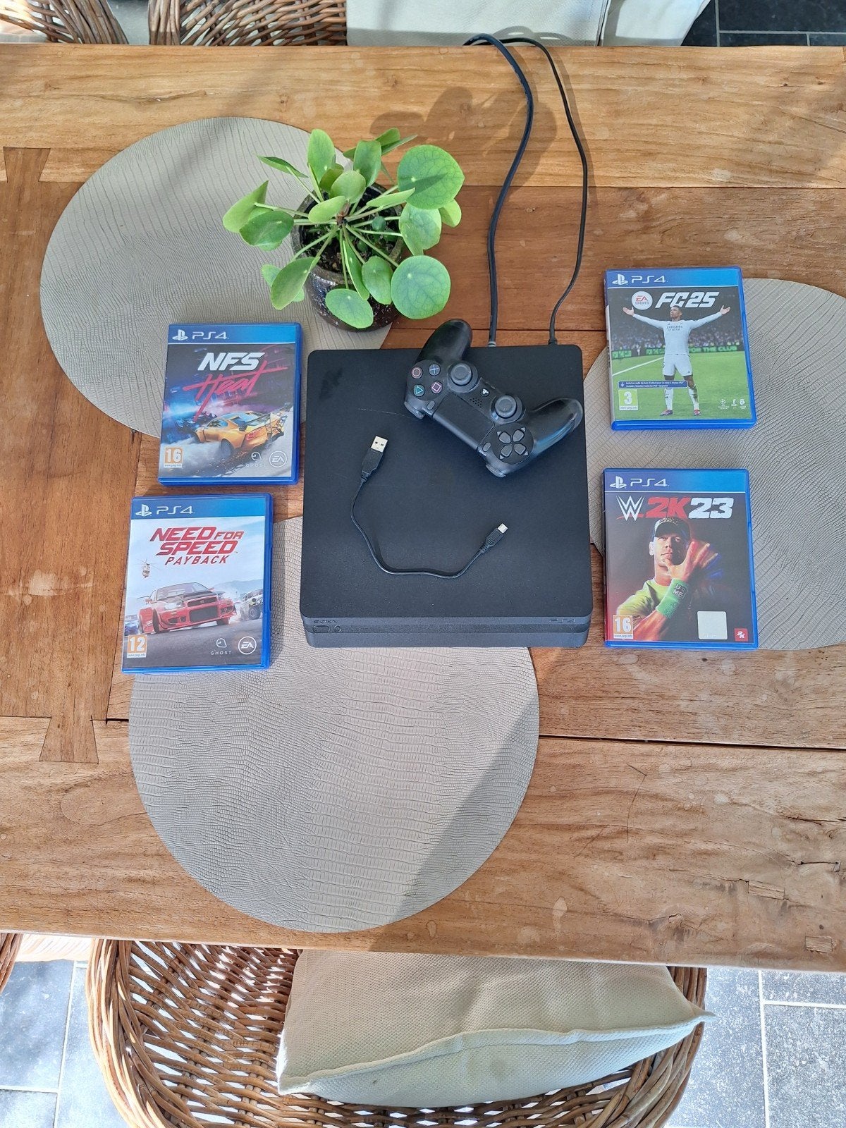ps4 + controller + 4 games, Games en Spelcomputers, Ophalen of Verzenden, Zo goed als nieuw, Platform