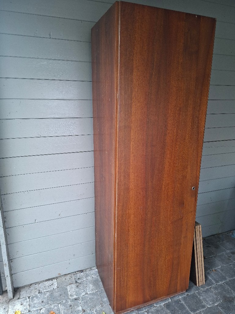 Kast Burwood, Ophalen