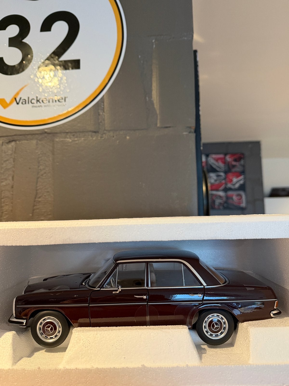 1968 Mercedes Benz 200E, Hobby & Loisirs créatifs, Enlèvement ou Envoi, Comme neuf, Norev