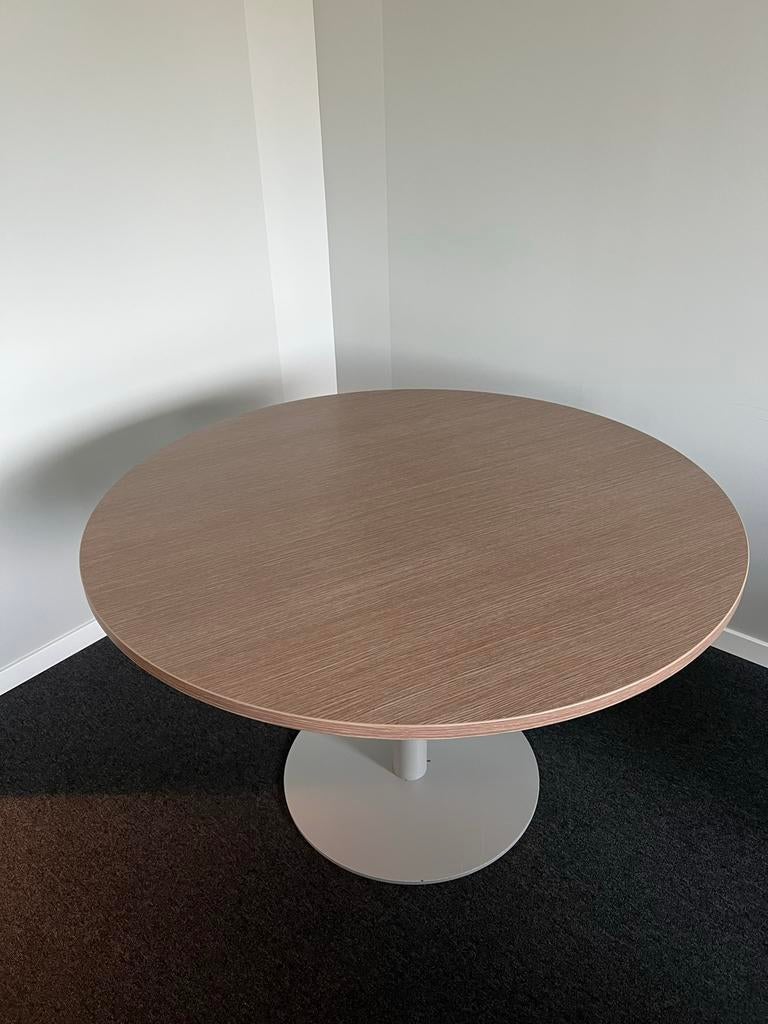 Table de réunion, Enlèvement, Utilisé