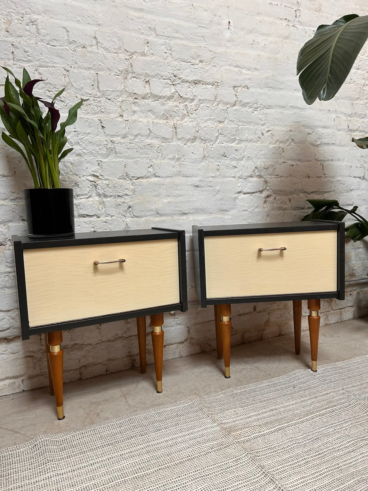 Chevet vintage Mid century modern elegants, Maison & Meubles, Chambre à coucher | Tables de chevet, Enlèvement, Utilisé