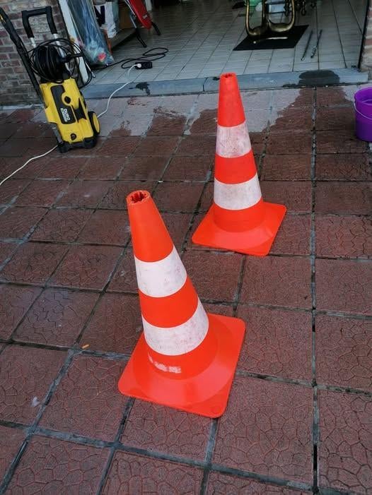 2 grands cones de signalisation, Bricolage & Construction, Enlèvement, Utilisé