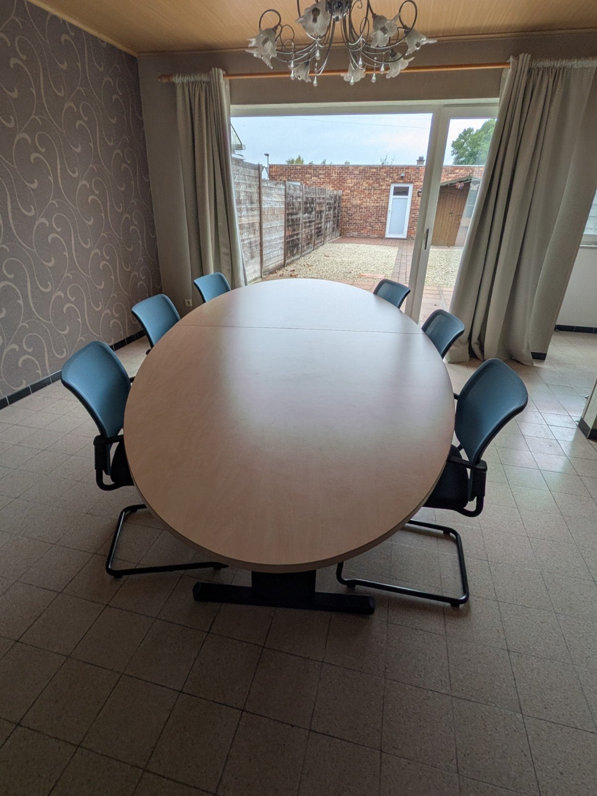 Table de conférence, Enlèvement