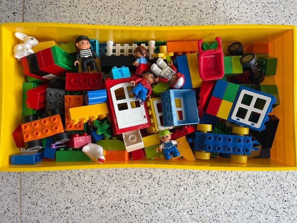 Doos LEGO DUPLO met bouwplaat, Kinderen en Baby's, Speelgoed | Playmobil, Ophalen, Gebruikt, Losse onderdelen
