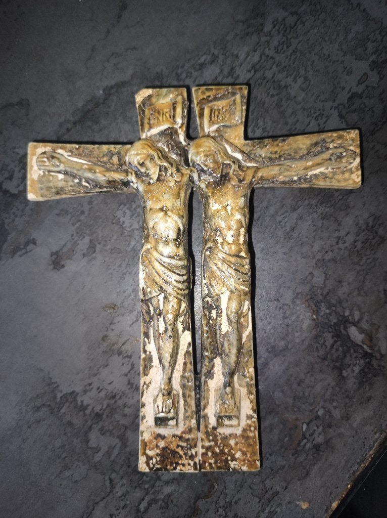 dubbel kruisbeeld in reliëf, Verzamelen, Ophalen of Verzenden, Gebruikt, Sieraad, Natuurreligies