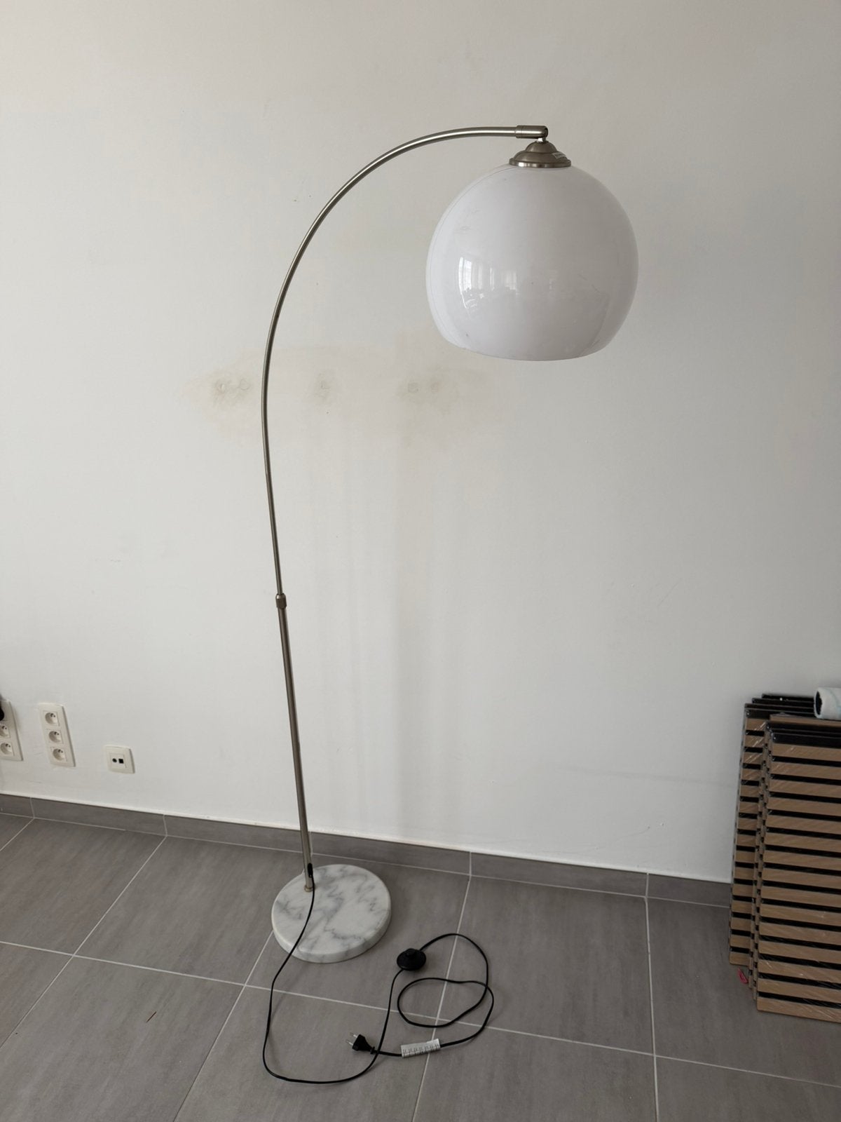 Mooie moderne/vintage staanlamp met bol en marmeren voet, Ophalen, Zo goed als nieuw