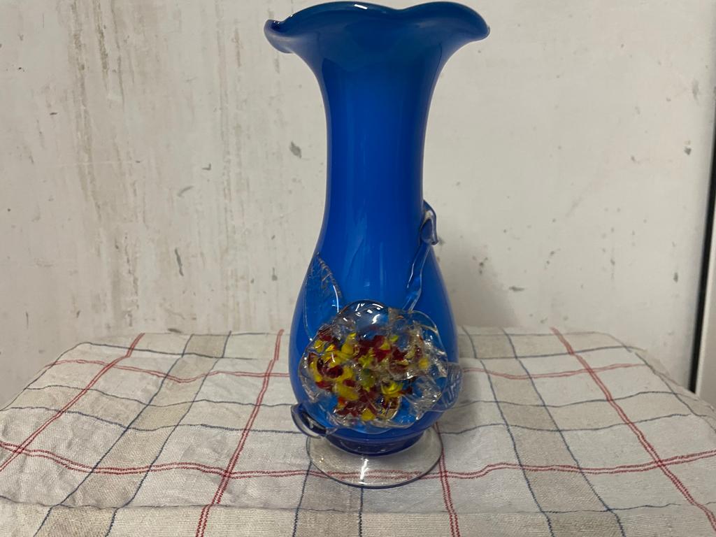 Vase en verre bleu à décor de fleurs, Enlèvement ou Envoi