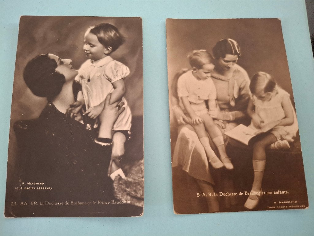2 cartes Reine Astrid avec des enfants, Envoi, Utilisé, Carte, Photo ou Gravure