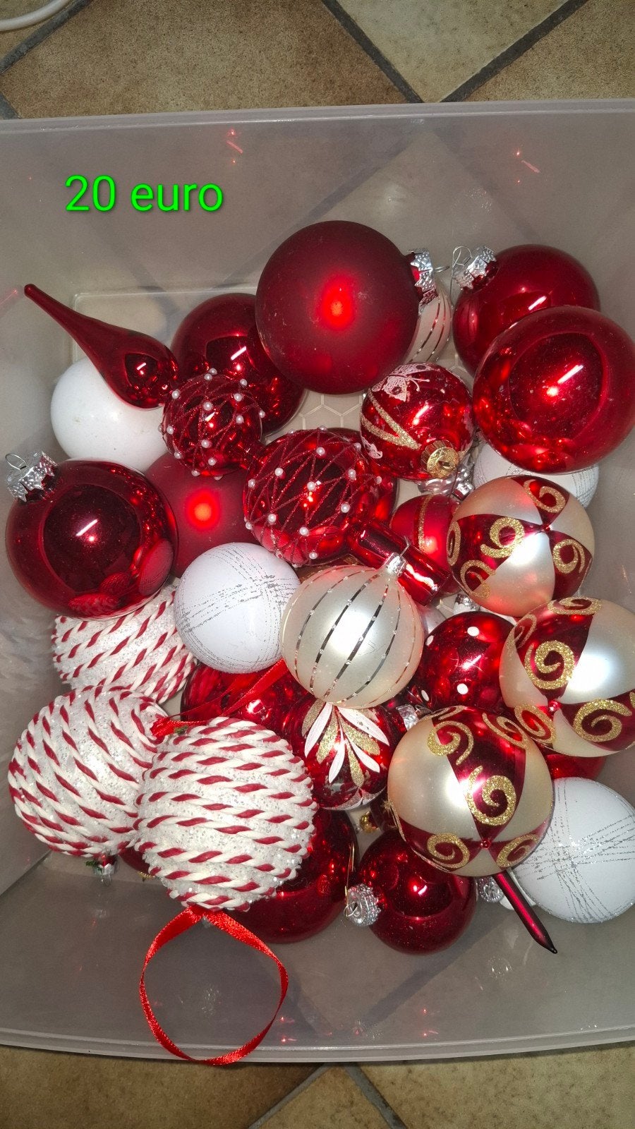 kerstballen wit en rood, Ophalen