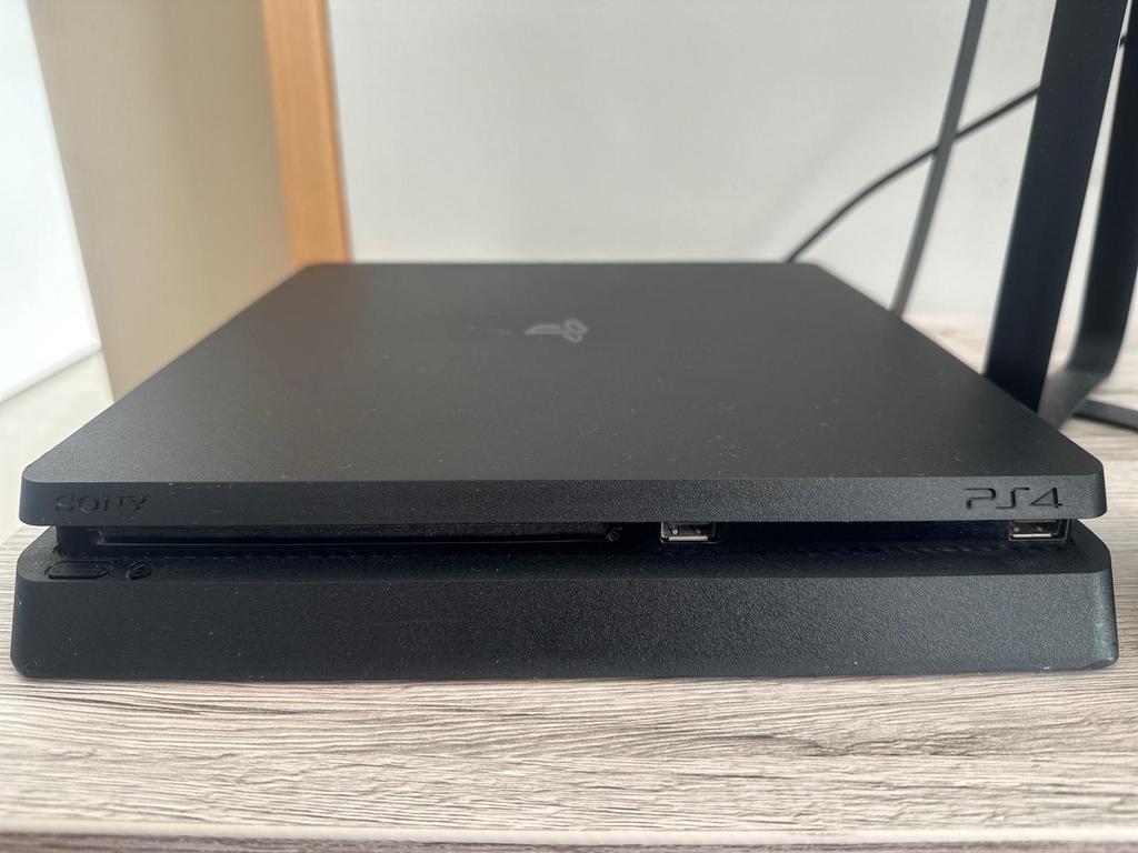 PlayStation 4 Slim + tv, Ophalen, Met 2 controllers, Zo goed als nieuw, Slim